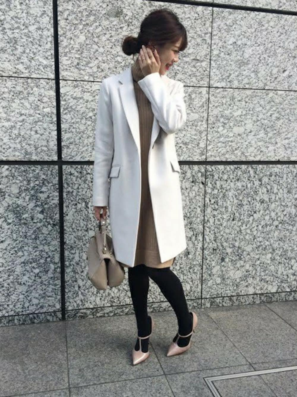 イエロー系のワンピース、ベージュ系のチェスターコートを着用したレディースの秋コーディネートの1枚目の写真