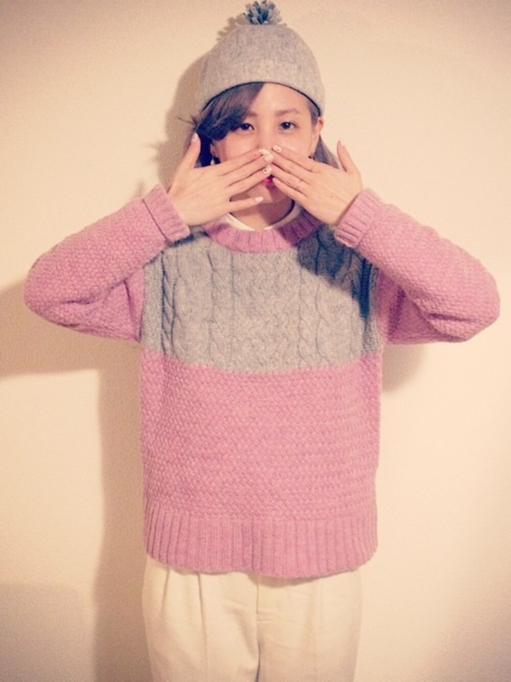 ピンク系のニット/セーター、ホワイト系のその他パンツ、グレー系のニットキャップ/ビーニーを着用したレディースの冬コーディネートの1枚目の写真