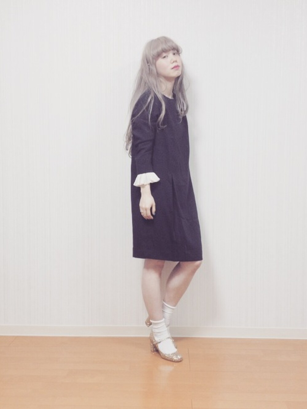 ブルー系のワンピース、ゴールド系のパンプス、ホワイト系のピアス(両耳用)を着用したレディースの春コーディネートの1枚目の写真