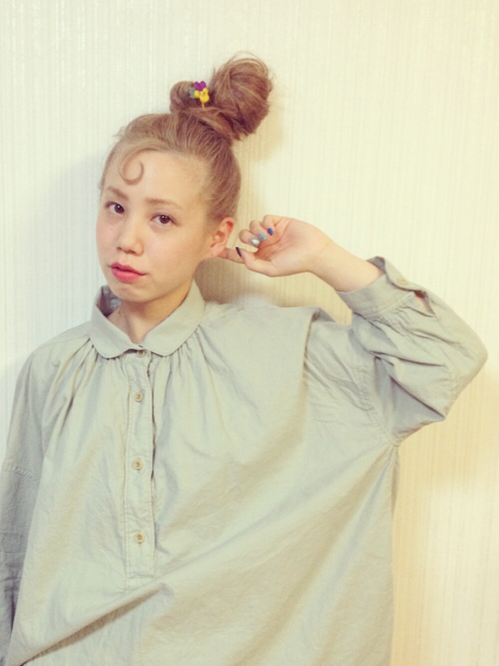 グリーン系のシャツ/ブラウス、パープル系のその他ヘアアクセサリーを着用したレディースの夏コーディネートの1枚目の写真