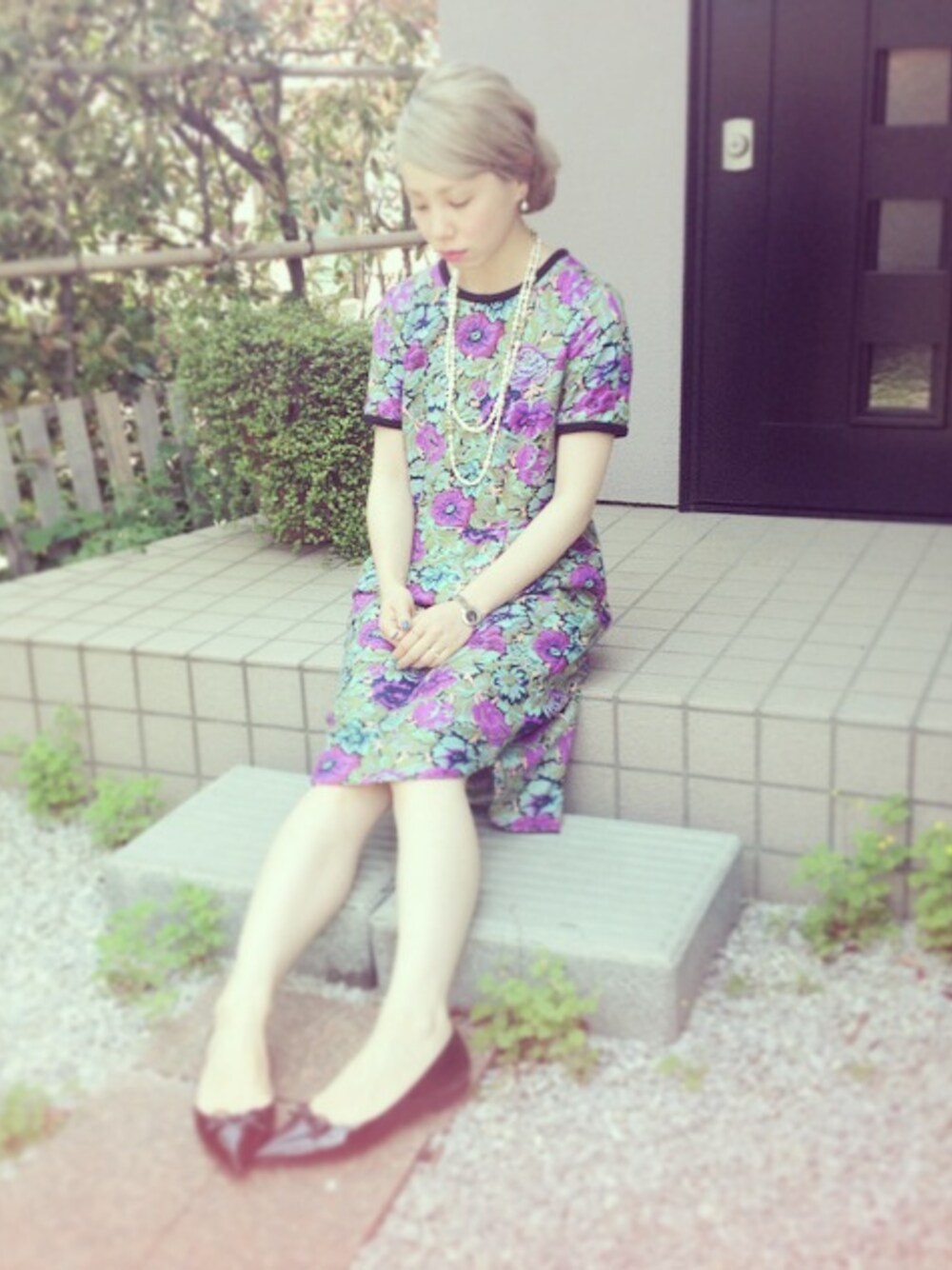 ブルー系のワンピース、ブラック系のパンプス、ホワイト系のピアス(両耳用)を着用したレディースの夏コーディネートの1枚目の写真