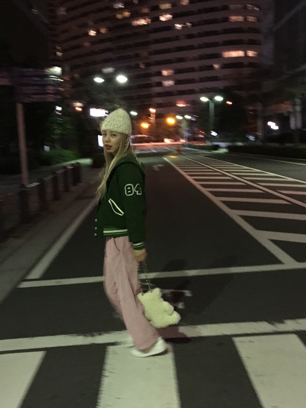 ホワイト系のハンドバッグ、ピンク系のパンツ、グリーン系のジャケット/アウターを着用したレディースの冬コーディネートの1枚目の写真