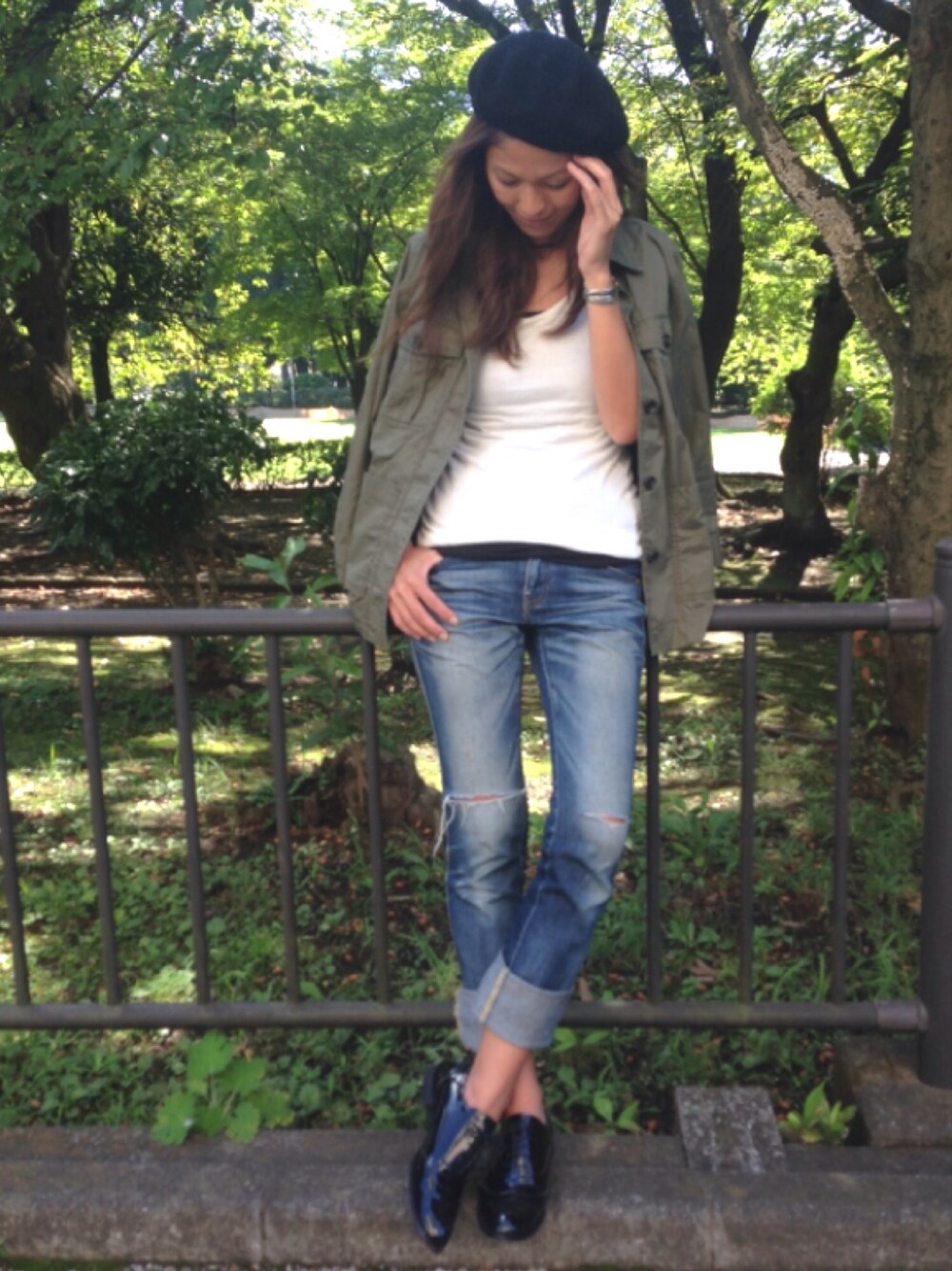 「ベレー帽、ミリタリージャケット、タンクトップ、レイヤードスタイル、デニム、ドレスシューズ、大人コーデ、ootd、秋服、チョーカー」｜「BARNYARDSTORMの【佐田真由美さん着用 otonaMUSEコラボアイテム】BARNYARDSTORM / コットンツイルシャツブルゾン（ブルゾン、グリーン系）」を使った、yukoさん（レディース・168cm）の秋コーディネートの1枚目の写真