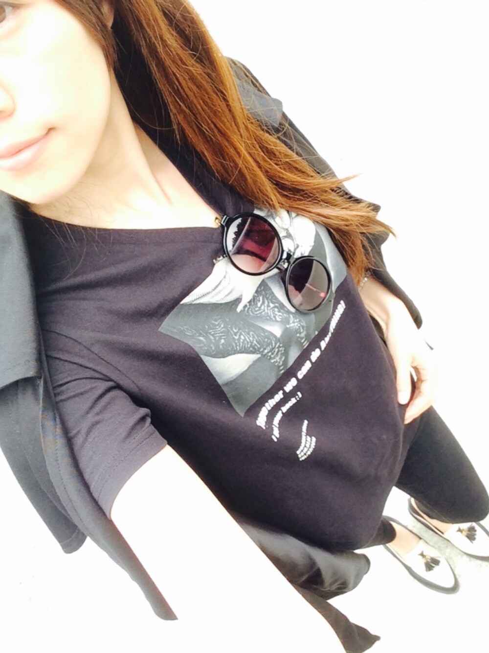 ブラック系のジャケット/アウター、ブラック系のTシャツ/カットソー、ブラック系のデニムパンツを着用したレディースの夏コーディネートの1枚目の写真