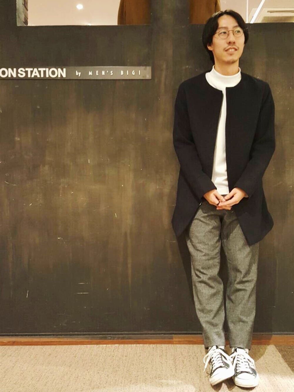 ブルー系のチェスターコート、ホワイト系のTシャツ/カットソー、グレー系のスラックスを着用したメンズの秋コーディネートの1枚目の写真