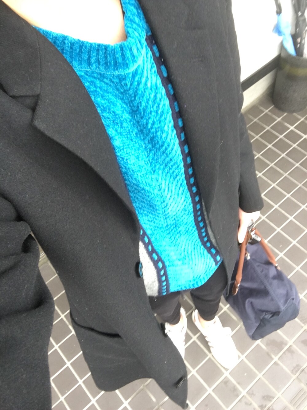 「秋のコーデ、カジュアル、スニーカー、黒、UNIQLO、ニット、チェスターコート、古着、スウェットパンツ、アディダス」｜「UNIQLOのアイテム（チェスターコート、ブラック系）」を使った、⭐りゅーちゃん社長⭐︎さん（メンズ・184cm）の秋コーディネートの1枚目の写真