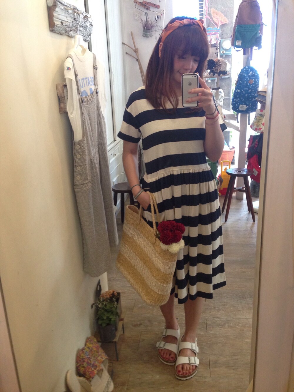 ブラック系のワンピース、ホワイト系のサンダルを着用したレディースの夏コーディネートの1枚目の写真