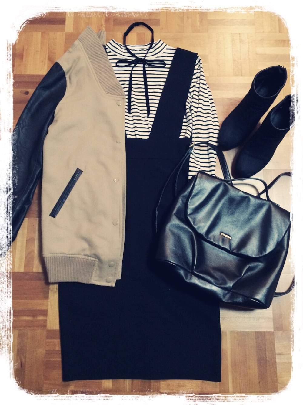 ベージュ系のスタジャン、ブラック系のワンピース、ブラック系のトートバッグを着用したレディースの冬コーディネートの1枚目の写真