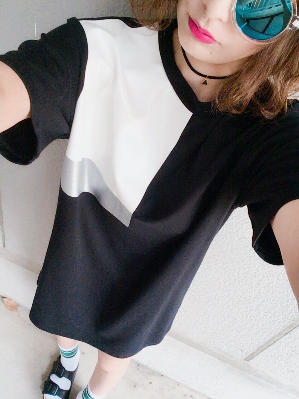 「スポーツサンダル、スポサン、サンダルに靴下、厚底サンダル、Tシャツワンピ、モノトーン、スポーツミックス、チョーカー、カジュアル、ラクチンコーデ」｜「EMODAのcolor print Tワンピース（ワンピース/ドレス、ブラック系）」を使った、ヤマキミさん（レディース・154cm）の夏コーディネートの1枚目の写真