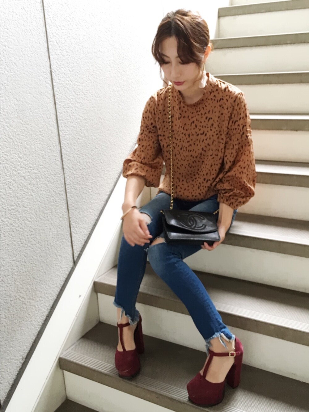 「大人カジュアル、シャツスタイル、シャツ、スキニーデニム、スキニー、クラッシュデニム、デニム、レオパード、レオパードシャツ、ひょう柄」｜「VISのレオパードボリューム袖ブラウス（トップス、ブラウン系）」を使った、ヤマキミさん（レディース・154cm）の秋コーディネートの1枚目の写真