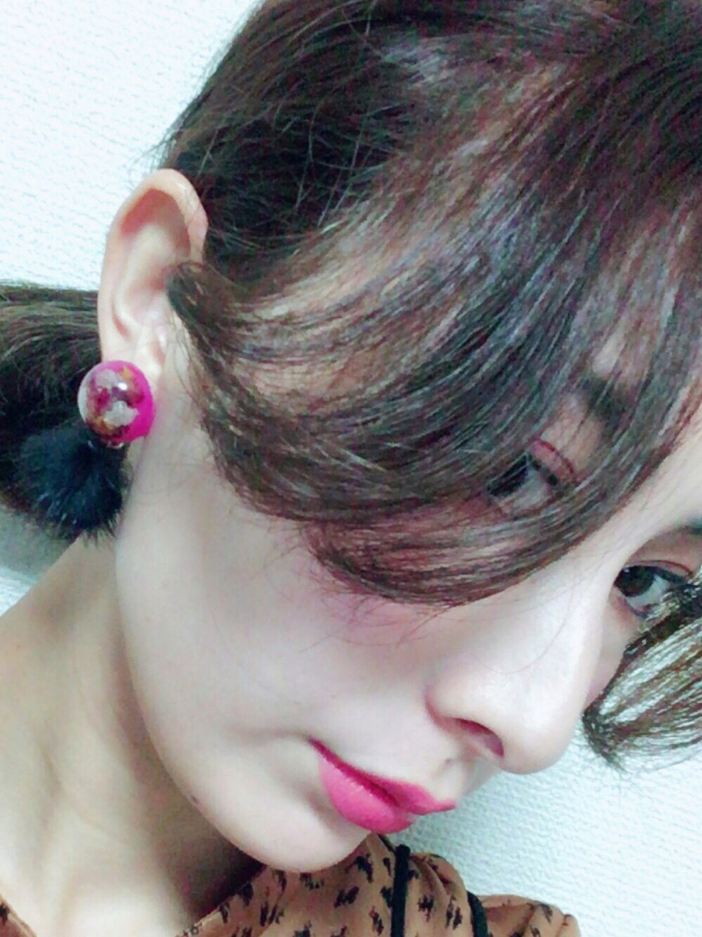 「ファー小物、ファー、ファーイヤリング、イヤリング、ピンク×ブラック、ハンドメイド、ﾊﾝﾄﾞﾒｲﾄﾞｱｸｾｻﾘｰ、ハンドメイドイヤリング、ショッキングピンク」｜「jellyfishのアイテム（イヤリング、ピンク系）」を使った、ヤマキミさん（レディース・154cm）の秋コーディネートの1枚目の写真