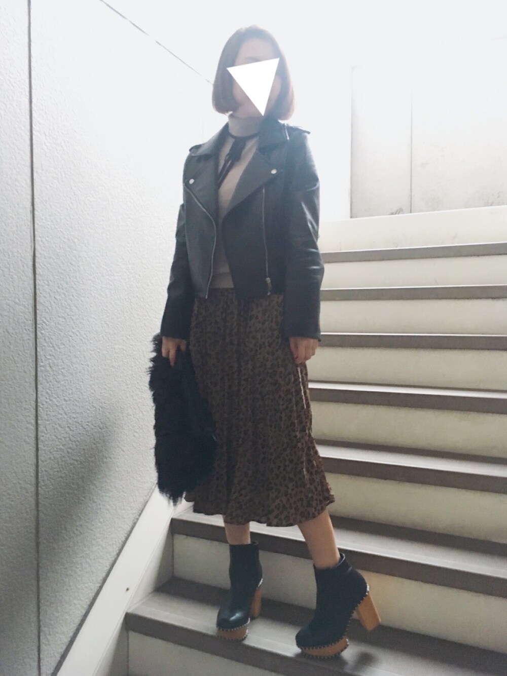 「ブーツ、ショートブーツ、ライダース、タートルネック、ハイネック、プリーツスカート、ひょう柄、レオパード、プチプラ、ワントーンコーデ」｜「EVRISのフェイクレザーライダースJK（ジャケット/アウター、ブラック系）」を使った、ヤマキミさん（レディース・154cm）の冬コーディネートの1枚目の写真