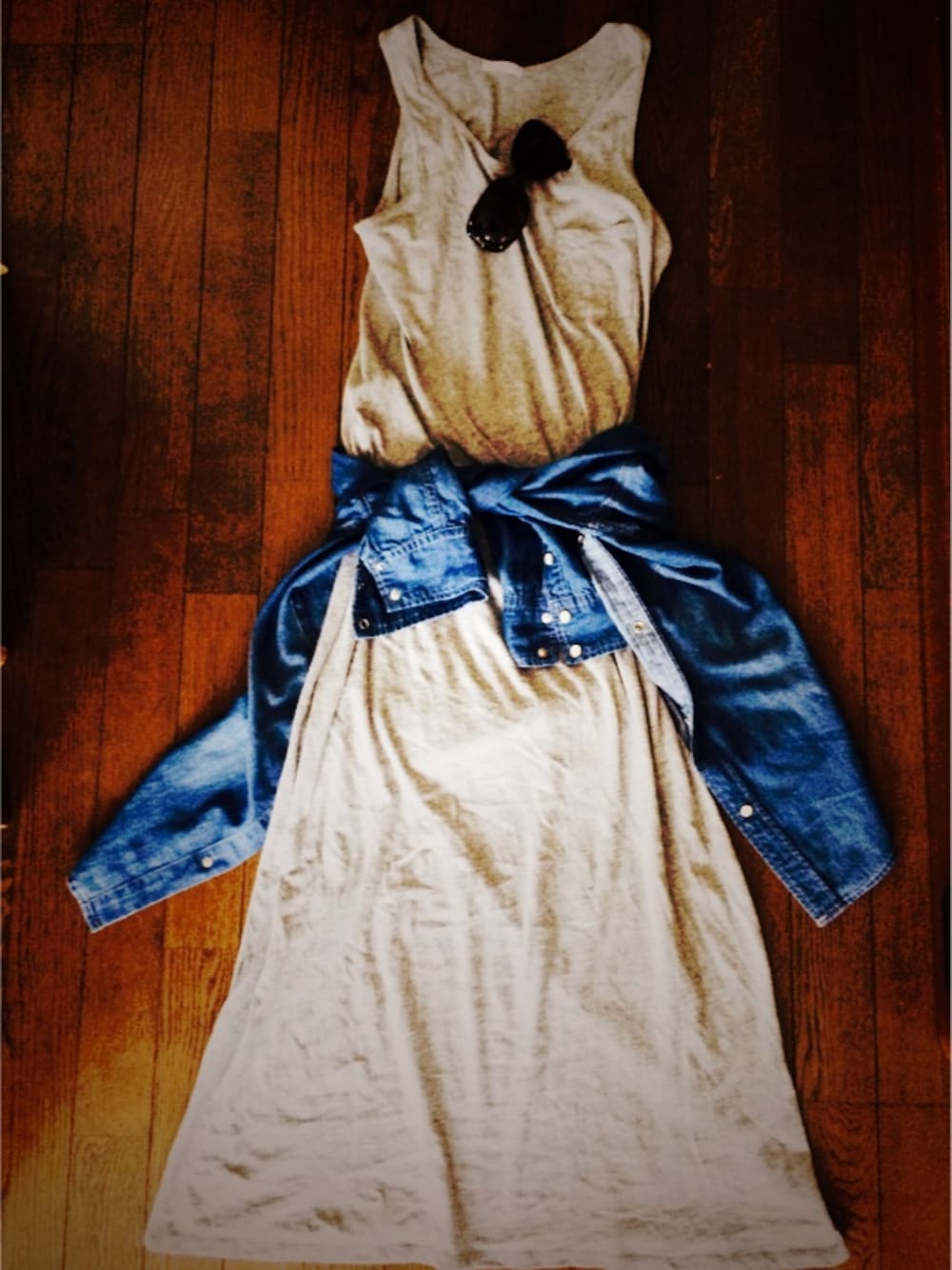 「グレー、マキシワンピ、デニムシャツ、GU、プチプラ、マキシ丈ワンピース、AZUL by moussy、激安コーデ」｜「GUのアイテム（ワンピース、グレー系）」を使った、まるちゃん さん（レディース・164cm）の夏コーディネートの1枚目の写真