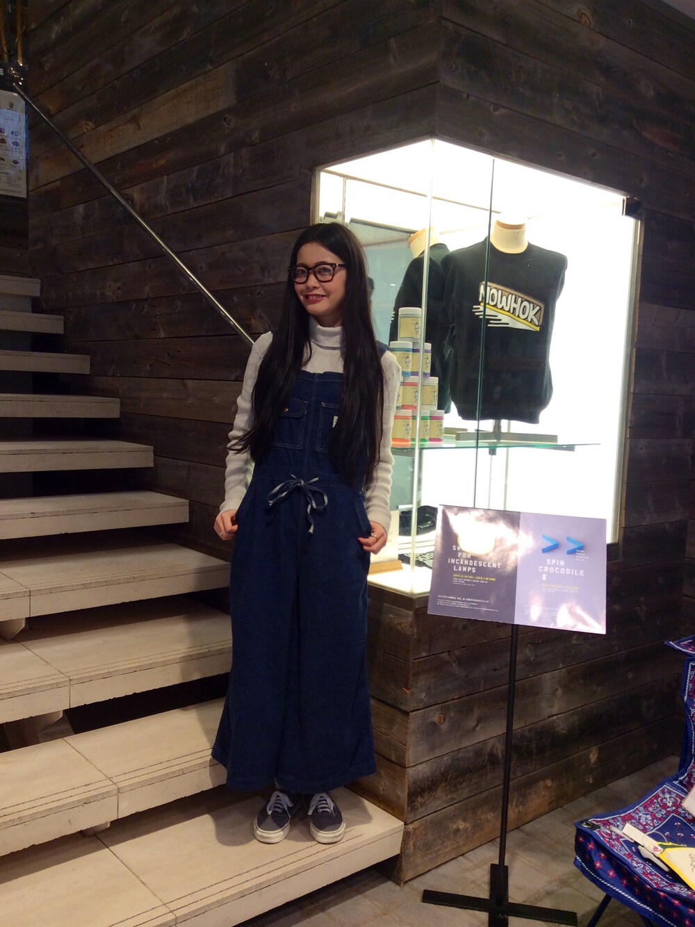 「VANS、グレー、めがね、BEAMS、orslow、タートルネック、渋谷、キュロット、BEAMS BOY、サーマル」｜「BEAMS BOYのorslow × BEAMS BOY / ジャンパー キュロット（サロペット/オーバーオール、ブルー系）」を使った、MIYAさん（レディース・159cm）の冬コーディネートの1枚目の写真