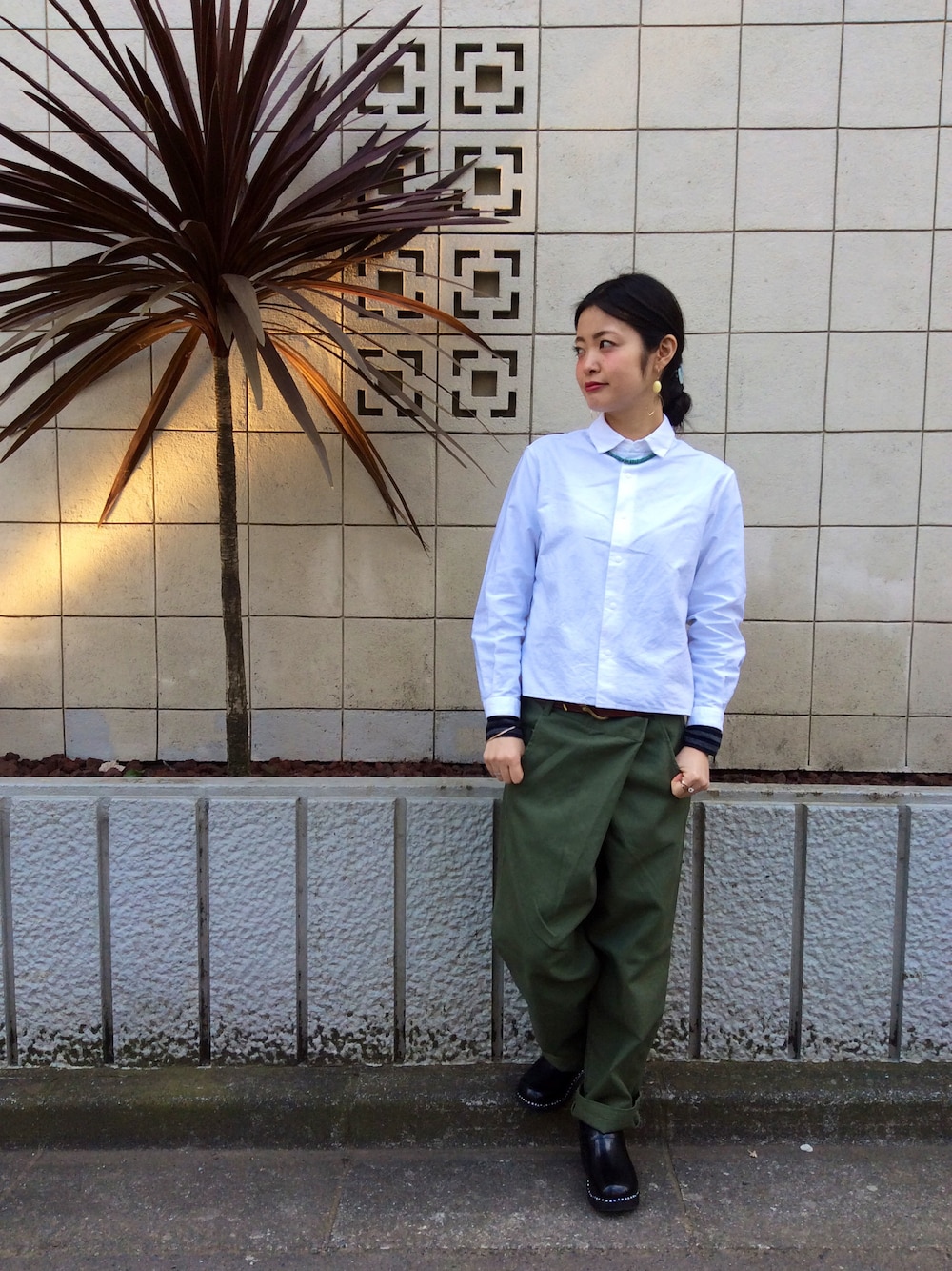 ホワイト系のシャツ/ブラウス、グリーン系のその他パンツ、ブラック系のサンダルを着用したレディースの冬コーディネートの1枚目の写真