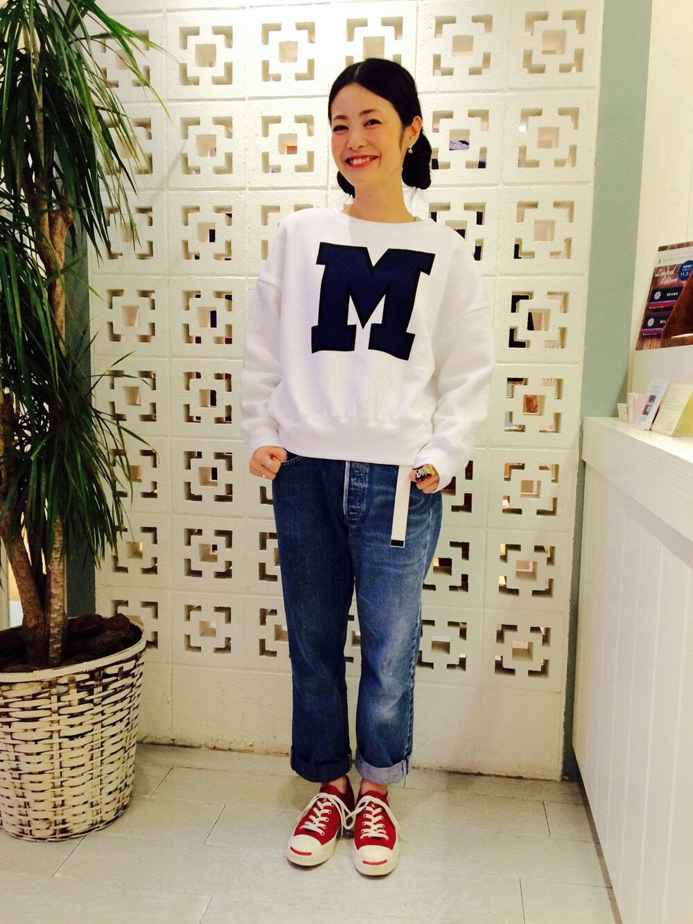 ホワイト系のスウェットを着用したレディースの秋コーディネートの1枚目の写真