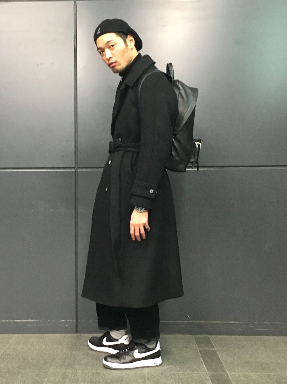 「シンプル、コート、きれいめカジュアル、UNITED TOKYO、made in japan、KANGOL、BALENCIAGA、NIKE」｜「UNITED TOKYOのアイテム（チェスターコート、ブラック系）」を使った、daiki_nakaneさん（メンズ・182cm）の冬コーディネートの1枚目の写真
