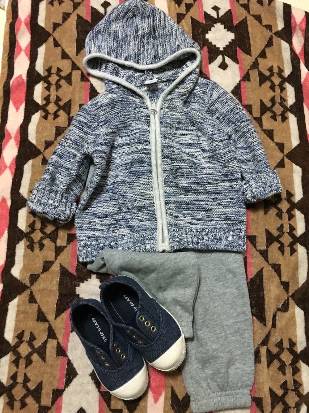 「オールドネイビー キッズ、デニムスニーカー、スエットパンツ、80cm、ブルー」｜「OLD NAVYのアイテム（ママ＆ベビー、ブルー系）」を使った、Rさん（レディース・164cm）の冬コーディネートの1枚目の写真