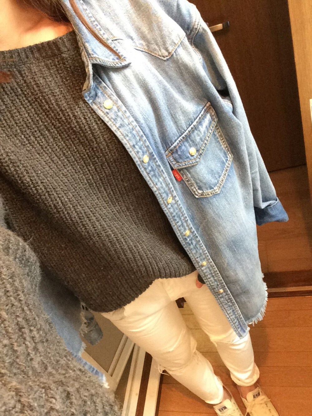 「Ungrid、コンバース、デニムシャツ、ホワイトデニム、ドラフトUN」｜「Ungridの【Casual】ﾌﾘﾝｼﾞﾃﾞﾆﾑﾙｰｽﾞSH（シャツ/ブラウス、ブルー系）」を使った、Rさん（レディース・164cm）の冬コーディネートの1枚目の写真