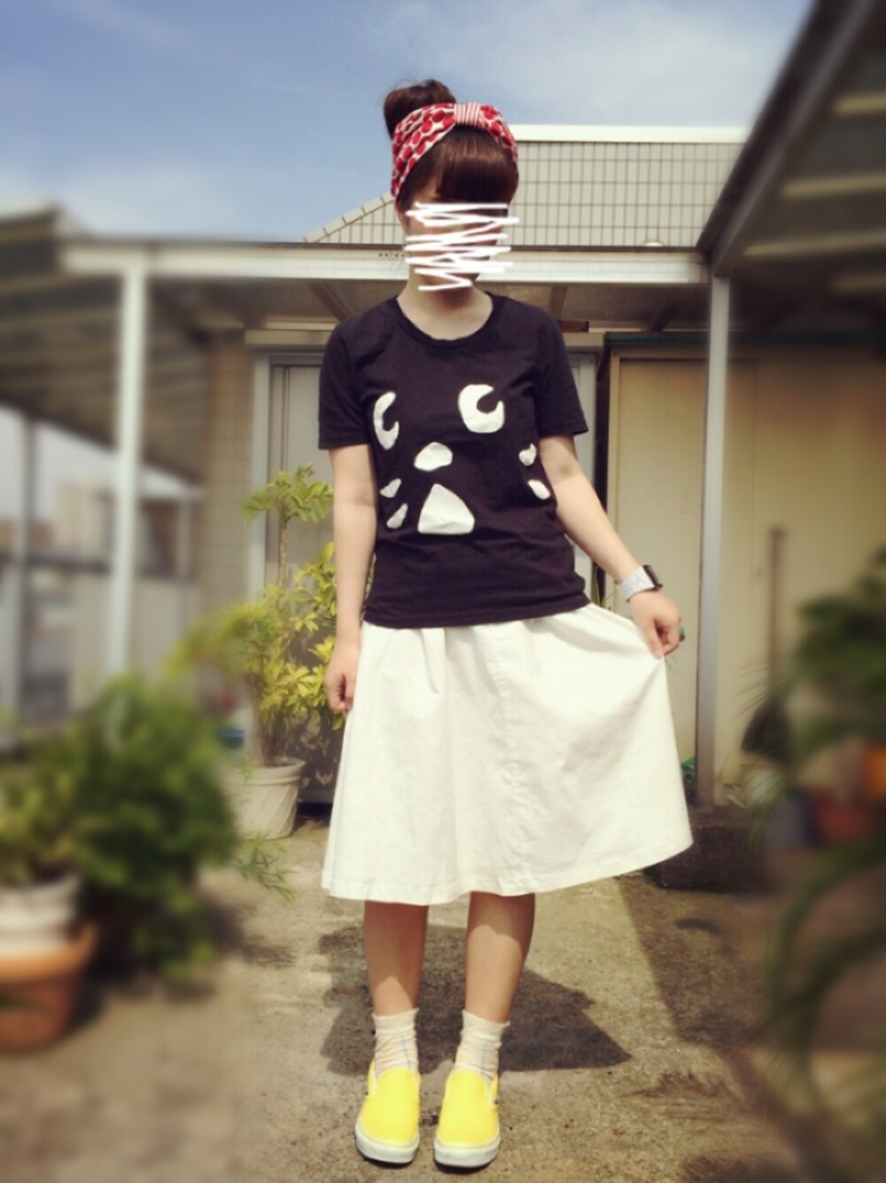 レッド系のその他ヘアアクセサリー、その他のリングを着用したレディースの夏コーディネートの1枚目の写真