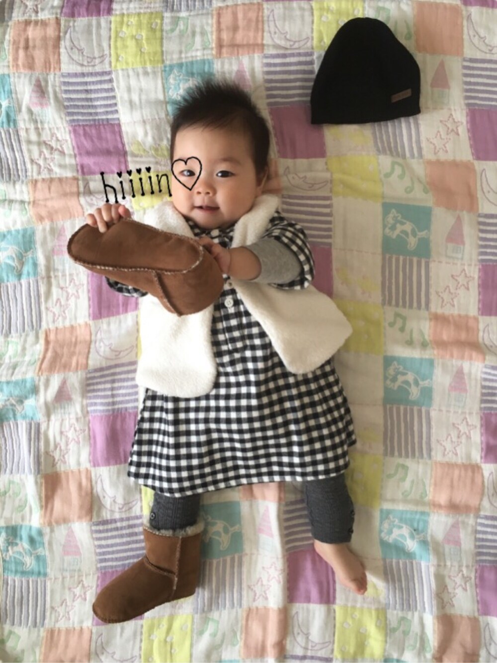 「8ヶ月、girl、baby、モノトーンコーデ、ギンガムチェック、ワンピース」｜「H&Mのアイテム（ニットキャップ/ビーニー、ブラック系）」を使った、HINAさん（キッズ・60cm）の秋コーディネートの1枚目の写真
