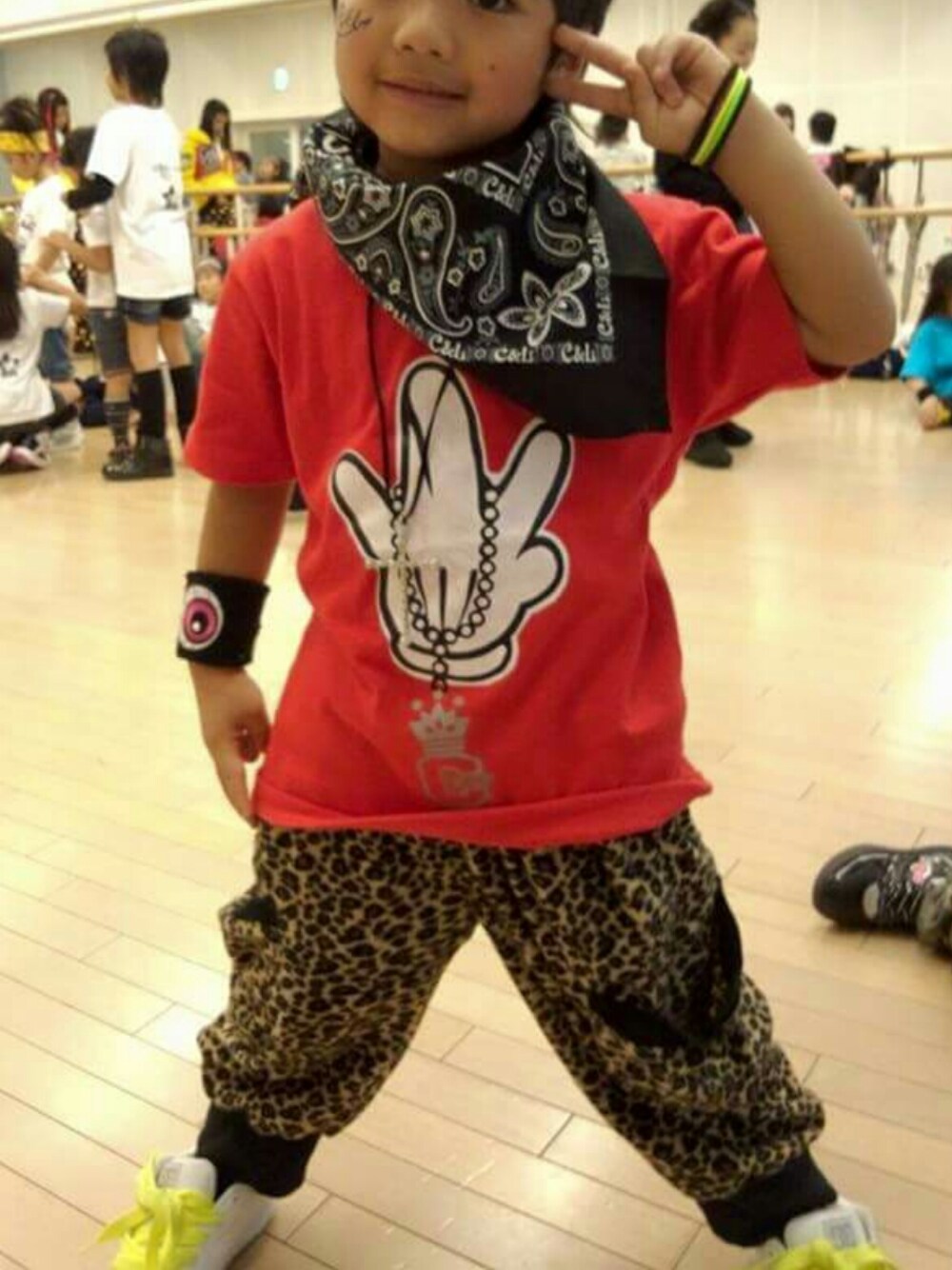 「ダンス」｜「no brandのアイテム（Tシャツ/カットソー、レッド系）」を使った、yunさん（キッズ・130cm）の夏コーディネートの1枚目の写真