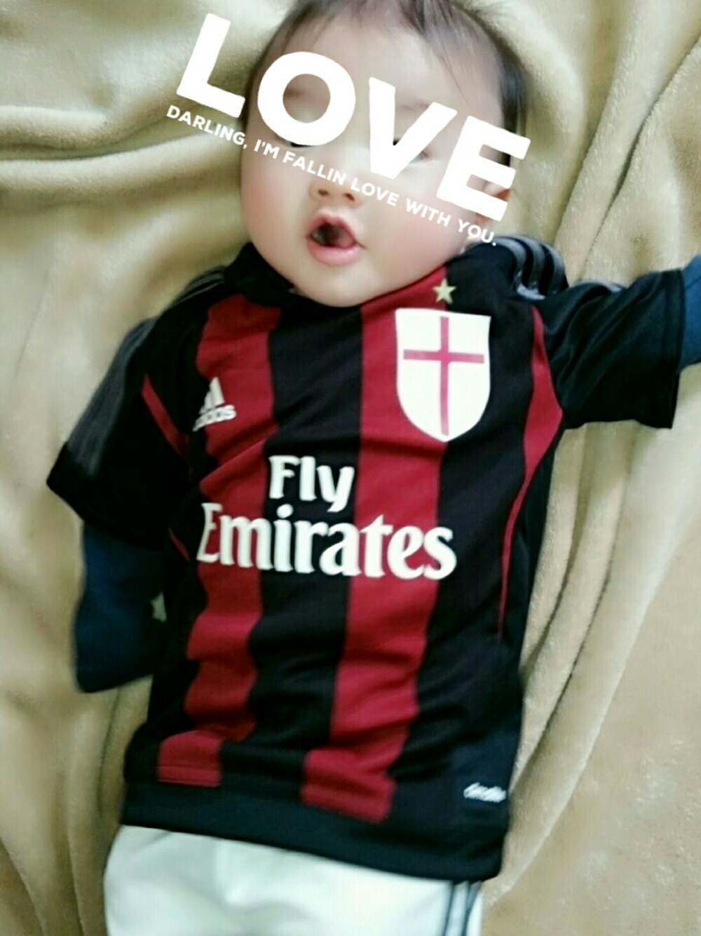 「サッカー観戦」｜「no brandのアイテム（ロンパース、レッド系）」を使った、yunさん（キッズ・70cm）の夏コーディネートの1枚目の写真