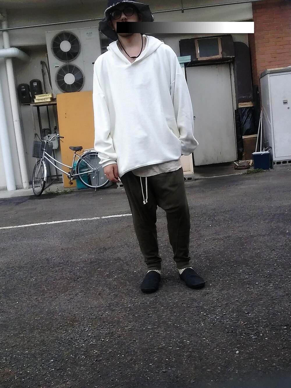 「Hender Scheme、edwina horl、3.1 phillip lim、AUTTAA、o project」｜「Wide hoodie by O Project（パーカー、ホワイト系）」を使った、Jakeさん（メンズ・178cm）の春コーディネートの1枚目の写真