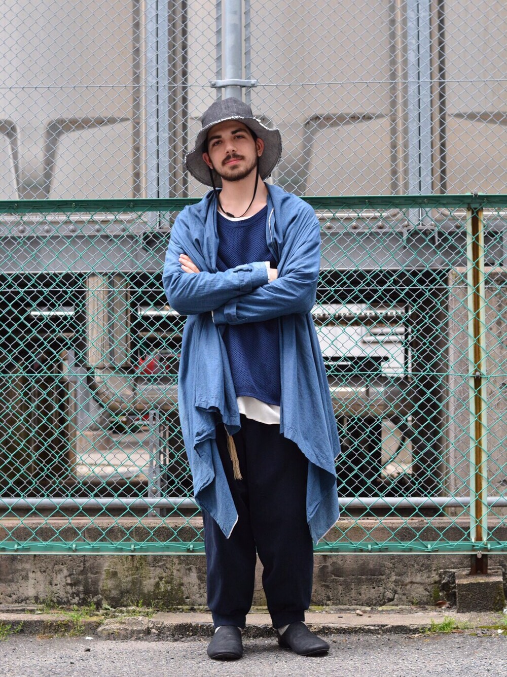 「edwina horl、RATS、AUTTAA」｜「Edwina HorlのIndigo denim hat（ハット、その他）」を使った、Jakeさん（メンズ・178cm）の春コーディネートの1枚目の写真