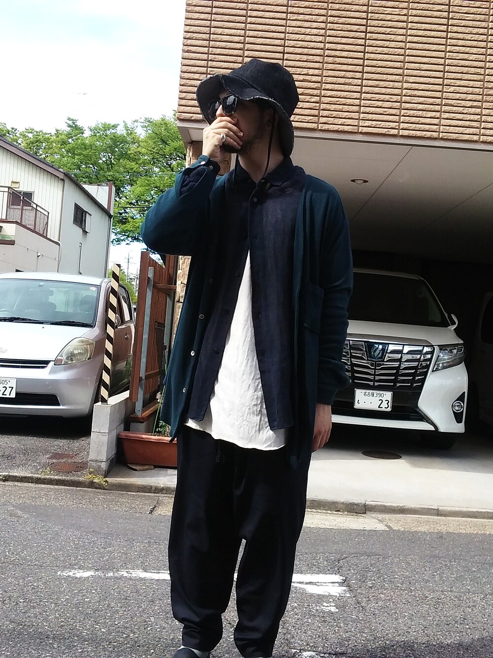 「edwina horl、EFFECTOR、AUTTAA」｜「Edwina HorlのTuck pants（その他パンツ、ブルー系）」を使った、Jakeさん（メンズ・178cm）の春コーディネートの1枚目の写真