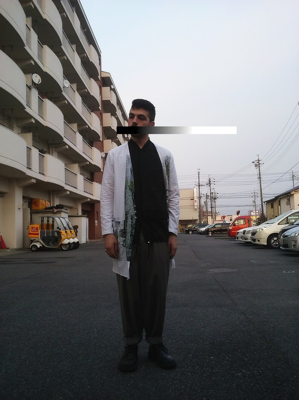 「edwina horl、hatra、house of the very island's」｜「Edwina HorlのTuck pants（その他パンツ、グレー系）」を使った、Jakeさん（メンズ・178cm）の春コーディネートの1枚目の写真