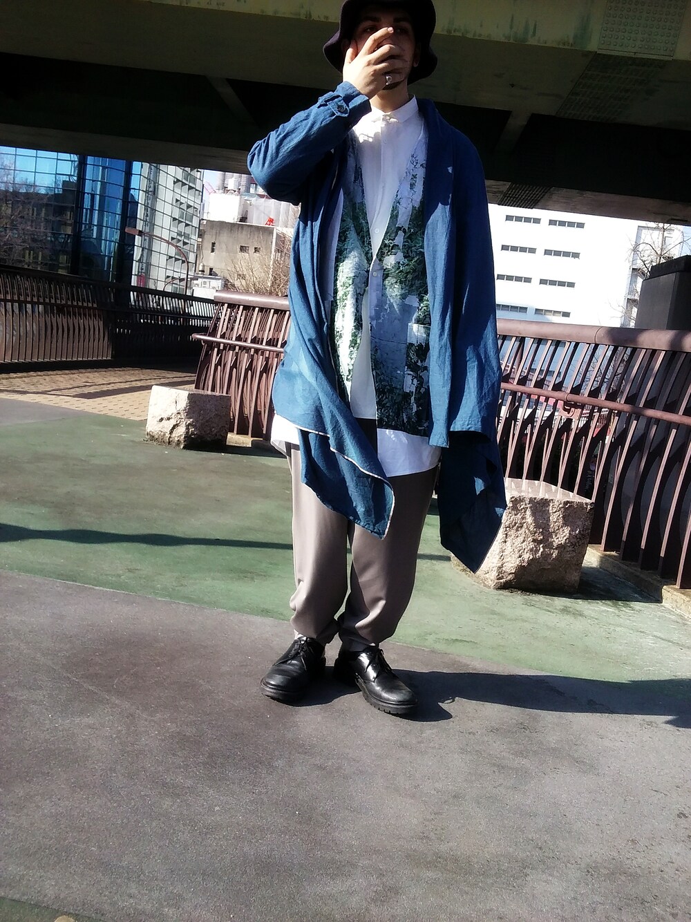 「NEEDLES、edwina horl、hatra」｜「Edwina HorlのTuck pants（その他パンツ、グレー系）」を使った、Jakeさん（メンズ・178cm）の春コーディネートの1枚目の写真