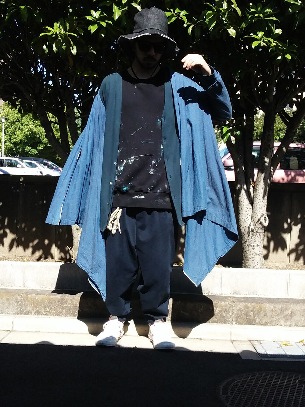 「converse、edwina horl、my beautiful landlet」｜「Edwina HorlのTuck pants（その他パンツ、ブルー系）」を使った、Jakeさん（メンズ・178cm）の春コーディネートの1枚目の写真