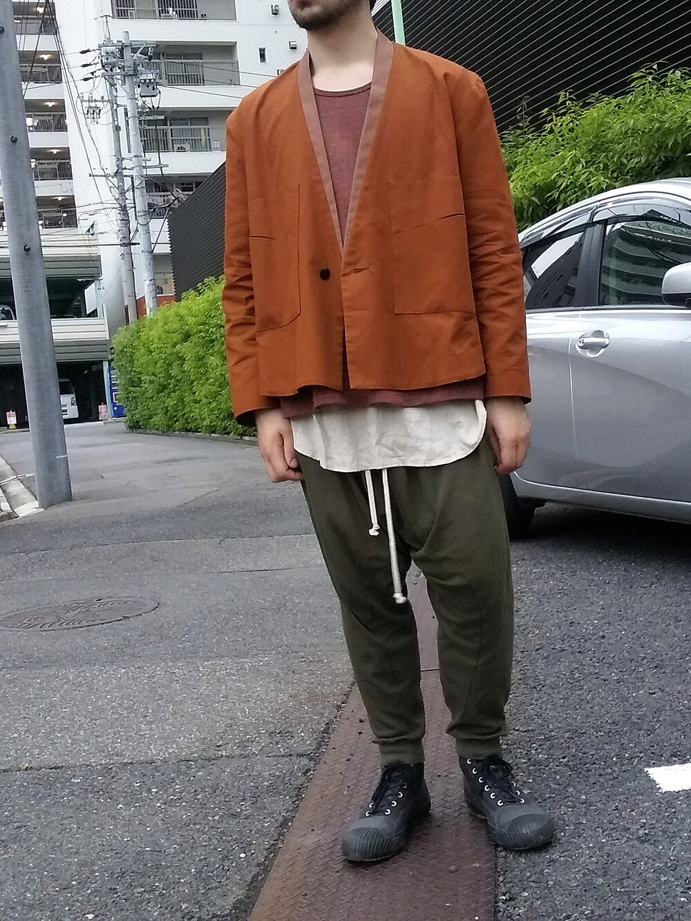 「edwina horl、ka na ta、Moonstar、o project」｜「MoonStarの【moonstar ムーンスター メンズ レディース】 ALWEATHERC - CHARCOAL moonstar-alweatherc-chacoal（シューズ、グレー系）」を使った、Jakeさん（メンズ・178cm）の春コーディネートの1枚目の写真