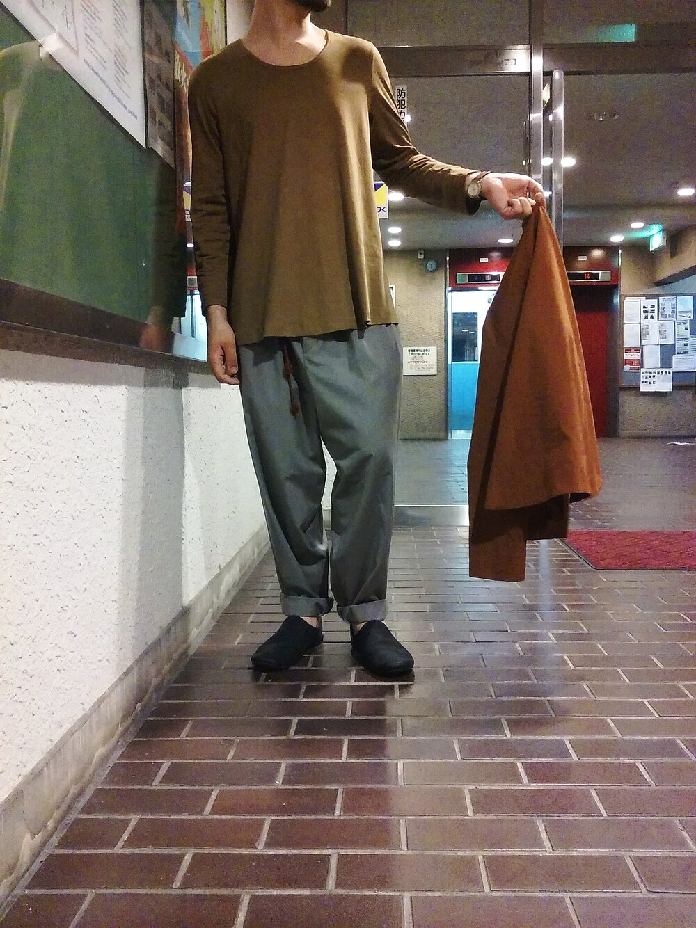 「edwina horl、ka na ta、AUTTAA」｜「KANATAのAlways cut sew（その他トップス、ブラウン系）」を使った、Jakeさん（メンズ・178cm）の夏コーディネートの1枚目の写真