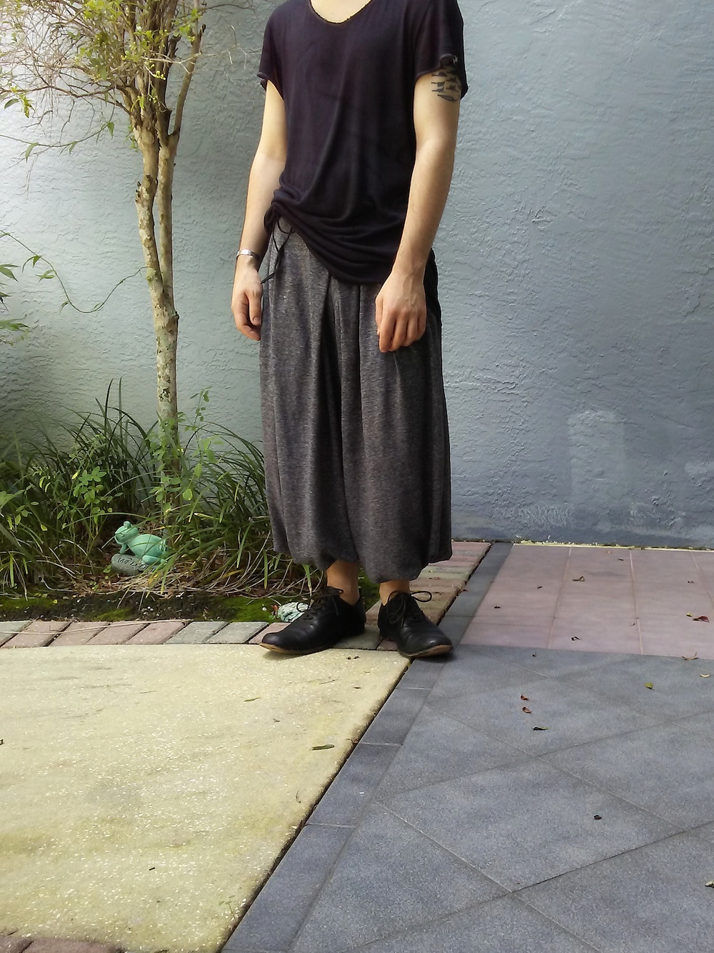 「Paul Harnden、inaisce、fantasticman、Paul Harnden Shoemakers」｜「INAISCEのHermit Shalwar pants（その他パンツ、グレー系）」を使った、Jakeさん（メンズ・172cm）の秋コーディネートの1枚目の写真