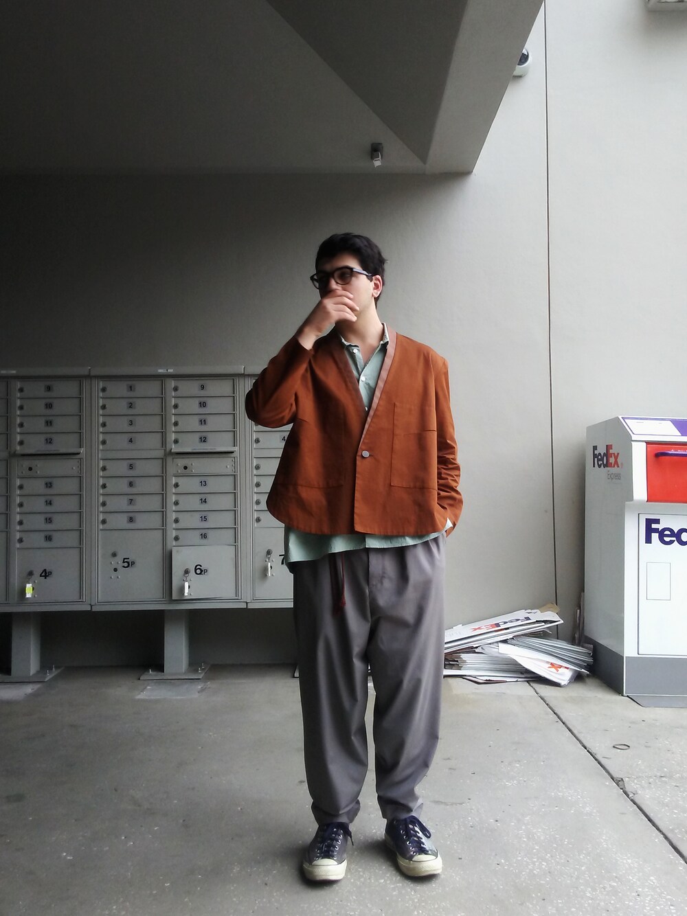 「converse、edwina horl、ヒムカシ」｜「Edwina HorlのTuck pants（その他パンツ、グレー系）」を使った、Jakeさん（メンズ・172cm）の秋コーディネートの1枚目の写真
