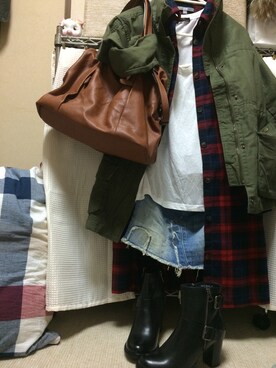 「ZARA（ザラ）のジャケット.GAP
チェックシャツ.UNGQLO
Tシャツ.ZARA
デニム.アメリカンイーグル
バッグ.ZARA
ブーツ.ローズバッド（Tシャツ/カットソー、ホワイト系）」を使った、HANA.M.Yさん（レディース・154cm）の秋コーディネート