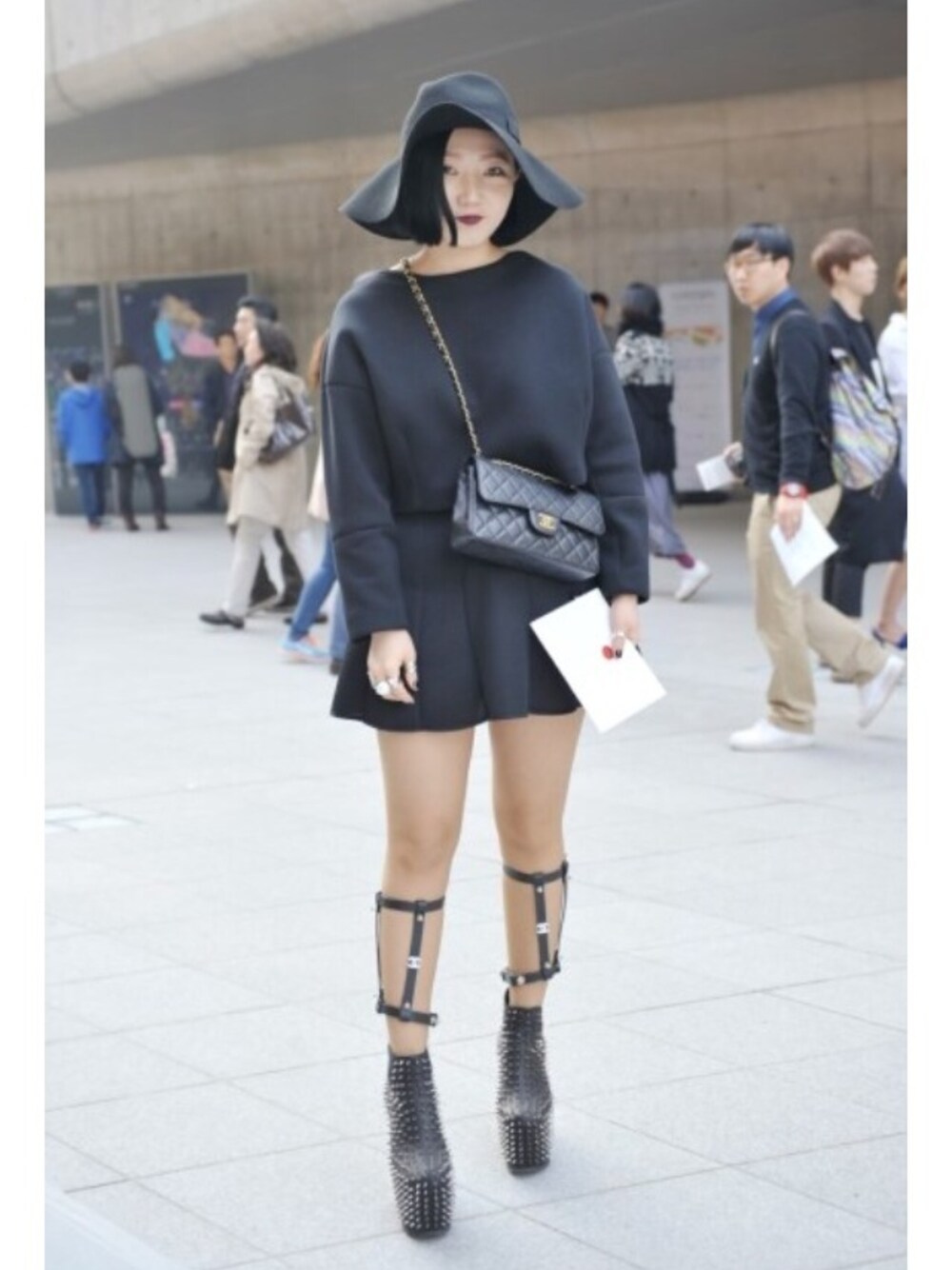 「chanel、ZARA、UNIF」｜「アイテム（その他トップス、ブラック系）」を使った、sojinhanさん（レディース・160cm）の夏コーディネートの1枚目の写真