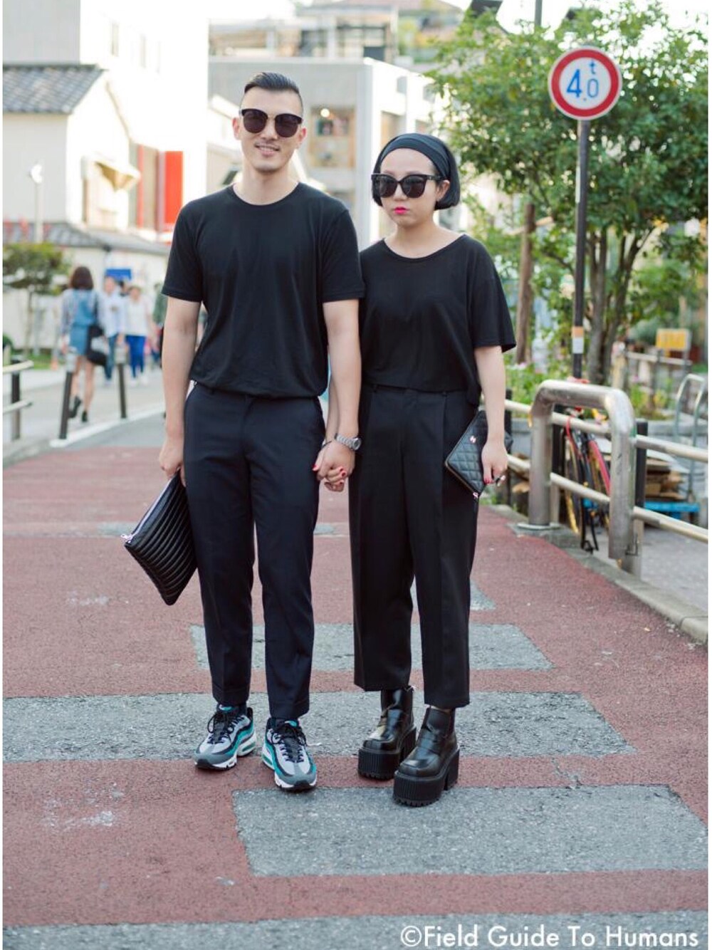 「chanel、UNIQLO、UNIF、gentlemonster、NIKE、daily look、LOVE、harajuku」｜「UNIQLOのアイテム（Tシャツ/カットソー、ブラック系）」を使った、sojinhanさん（レディース・160cm）の春コーディネートの1枚目の写真