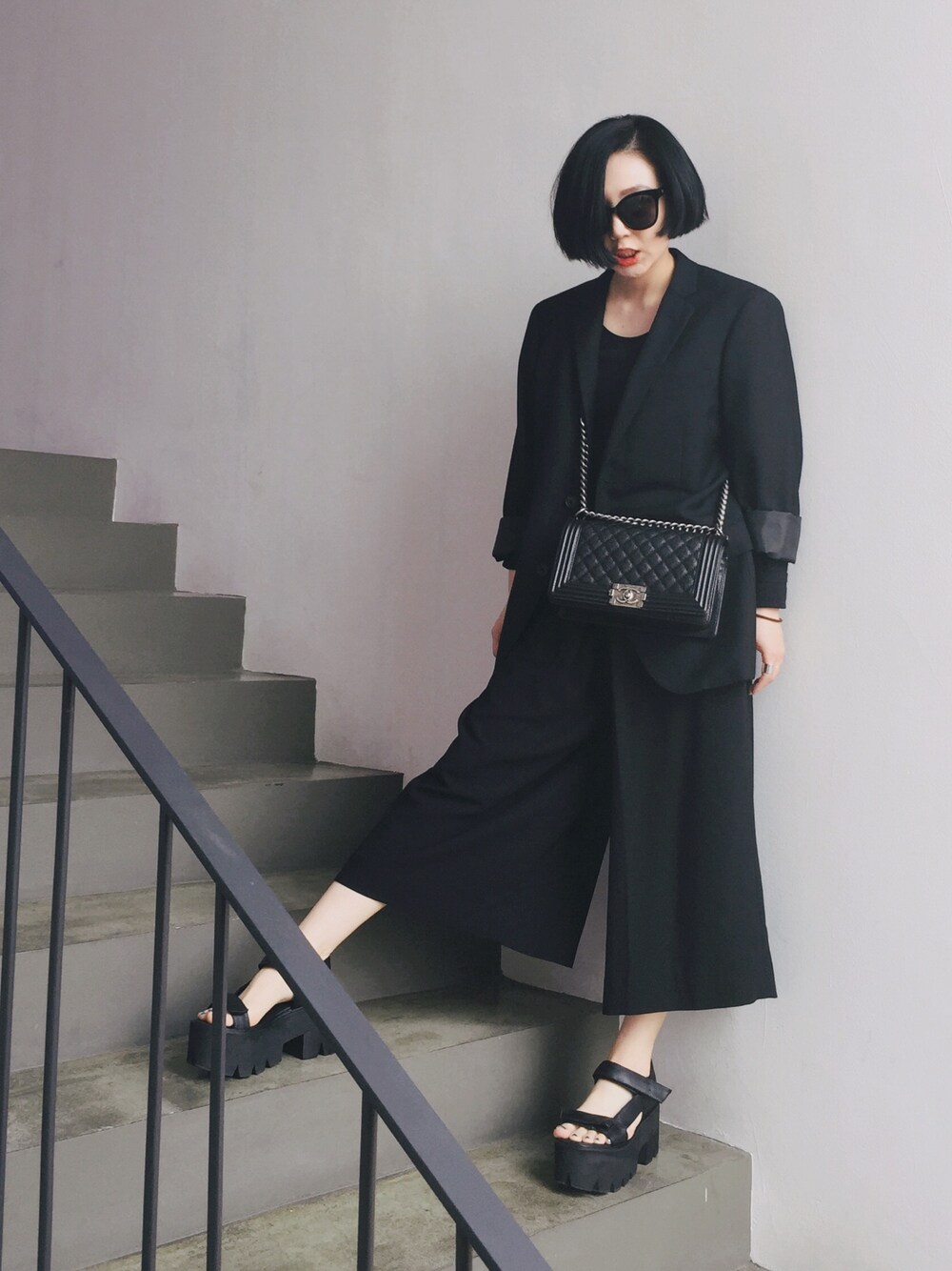 「daily look、LOVE、black、chanel、COS、JEFFREY CAMPBELL、UNIQLO、seoul、street、gentlemonster」｜「CHANELのアイテム（ショルダーバッグ、ブラック系）」を使った、sojinhanさん（レディース・160cm）の春コーディネートの1枚目の写真