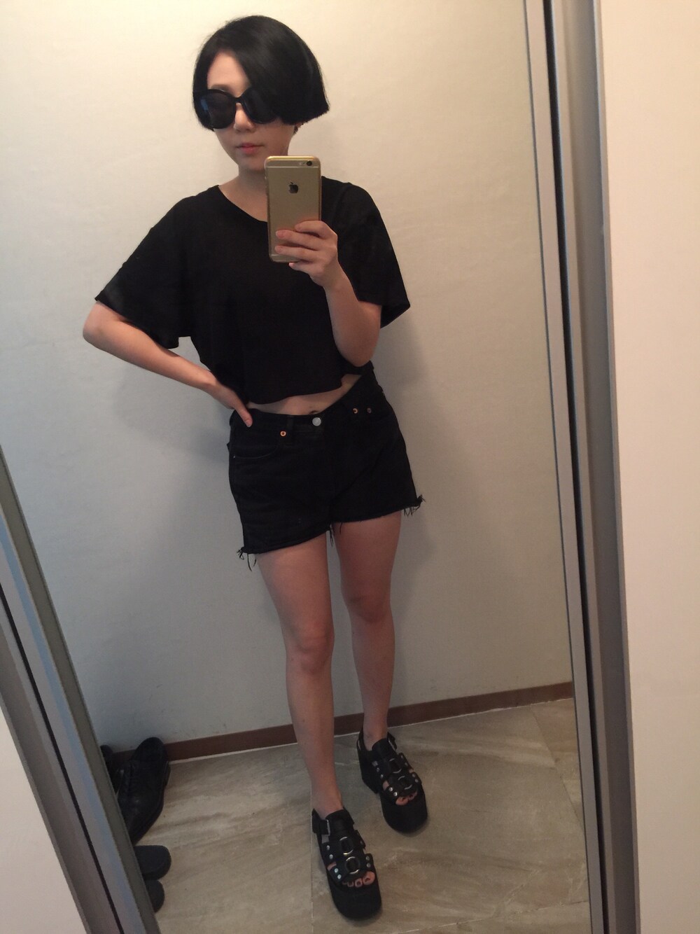 「daily look、black、STYLENANDA、UNIF、Levi's、gentlemonster、summer」｜「Levi'sのアイテム（デニムパンツ、ブラック系）」を使った、sojinhanさん（レディース・160cm）の夏コーディネートの1枚目の写真