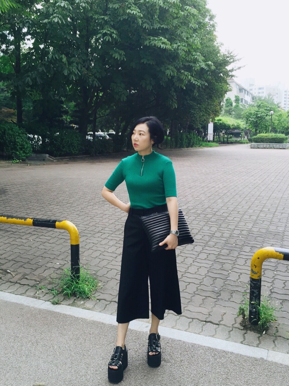 「H&M、COS、daily look、black、UNIF」｜「H&Mのアイテム（ニット/セーター、グリーン系）」を使った、sojinhanさん（レディース・160cm）の夏コーディネートの1枚目の写真