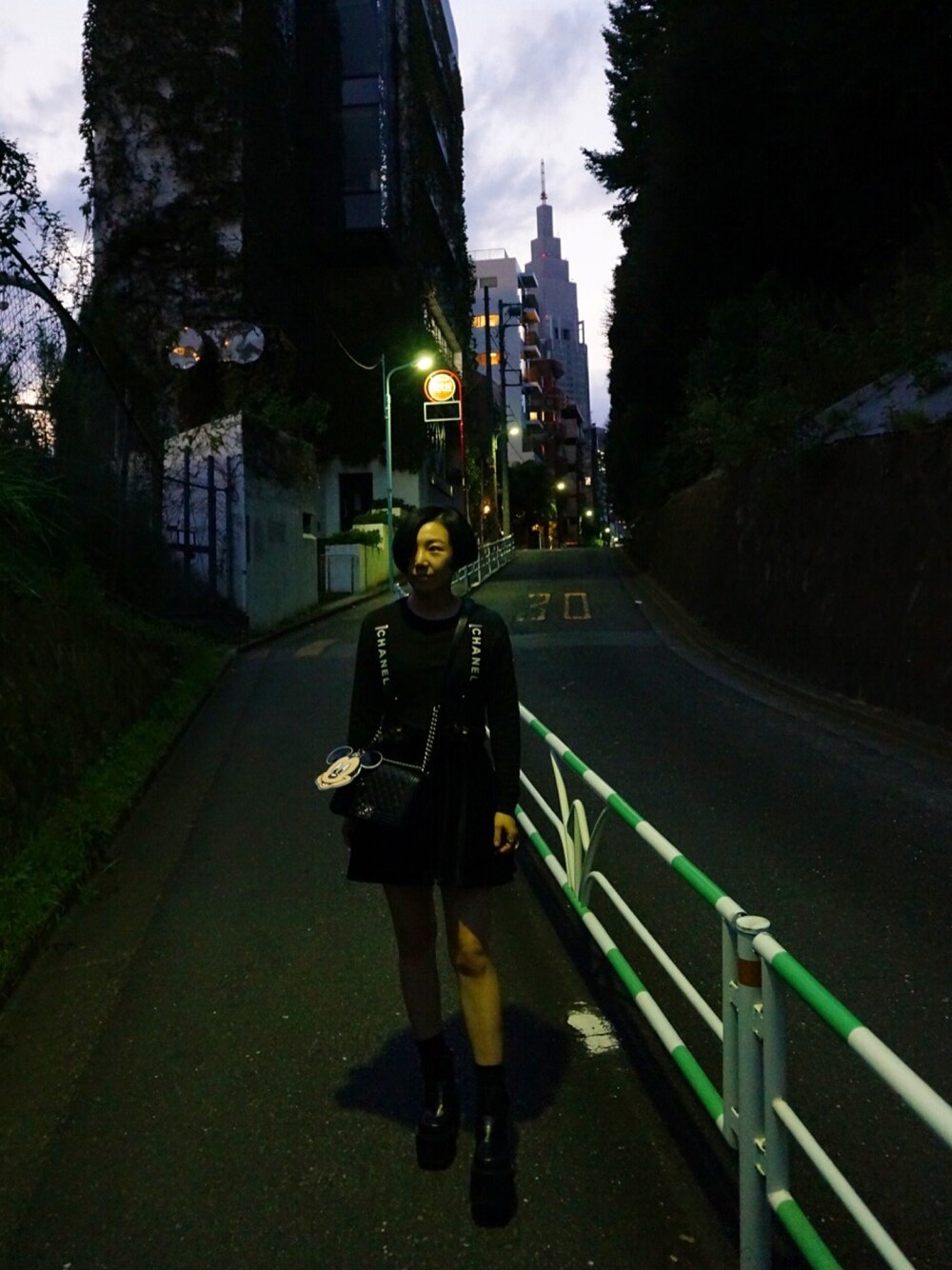 「TOKYO、daily look、black、chanel、UNIF」｜「CHANELのアイテム（サスペンダー、ブラック系）」を使った、sojinhanさん（レディース・160cm）の秋コーディネートの1枚目の写真