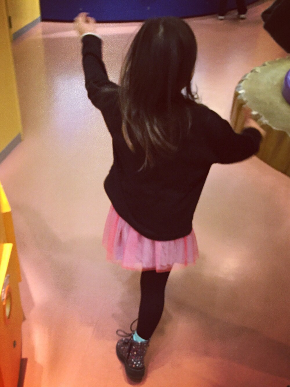 「4歳、女の子、女の子コーデ、kids、uu、UNIQLO」｜「thejanyのアイテム（スウェット、ブラック系）」を使った、hanasanaさん（キッズ・100cm）の冬コーディネートの1枚目の写真