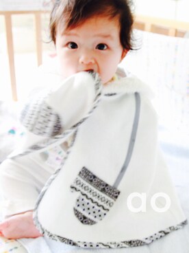 「白ニット」｜「アイテム（ポンチョ）」を使った、aoaoさん（キッズ・70cm）の冬コーディネート