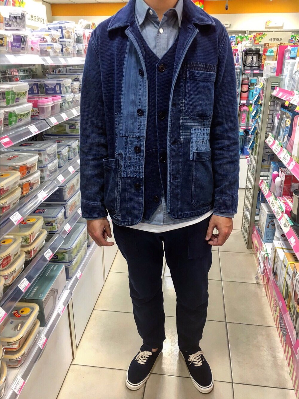 「Taiwan、Taichung、藍染め、indigo、work、working style、blue、era、VANS、causal」｜「BLUE BLUE JAPANのアイテム（ジャケット/アウター、ブルー系）」を使った、大頭さん（メンズ・187cm）の春コーディネートの1枚目の写真