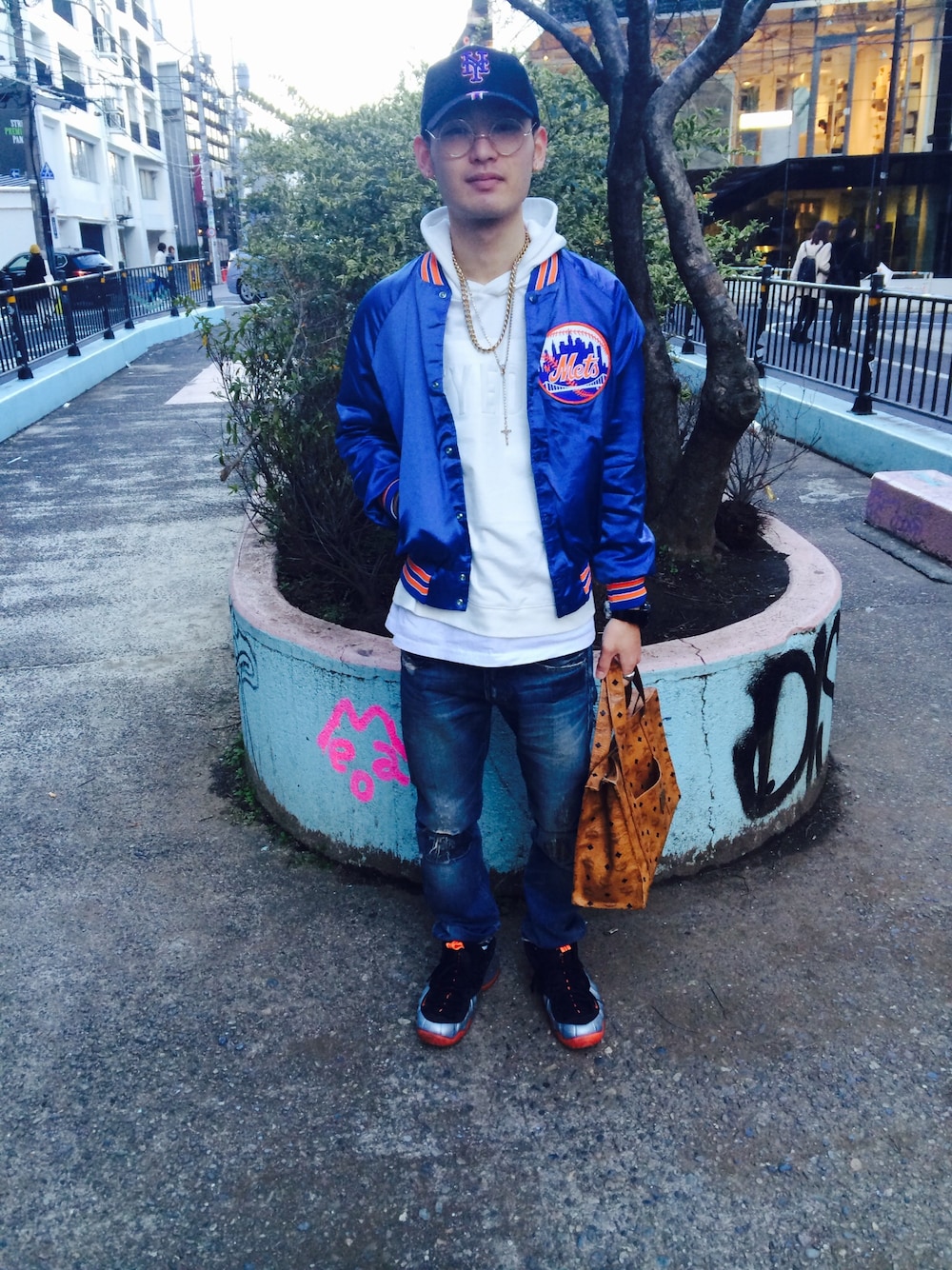 「HIPHOP、原宿、メッツ、NIKE、MCM、ポジット、春、KOHH、ストリート」｜「NIKEのアイテム（スニーカー、シルバー系）」を使った、HAGE.LABさん（メンズ・176cm）の春コーディネートの1枚目の写真