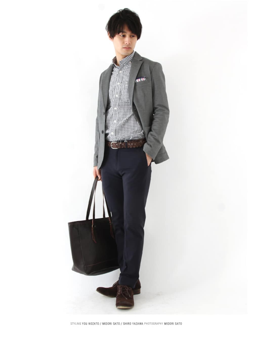 グレー系のテーラードジャケット、ブルー系のシャツ/ブラウス、ブラック系のその他パンツを着用したメンズの夏コーディネートの1枚目の写真