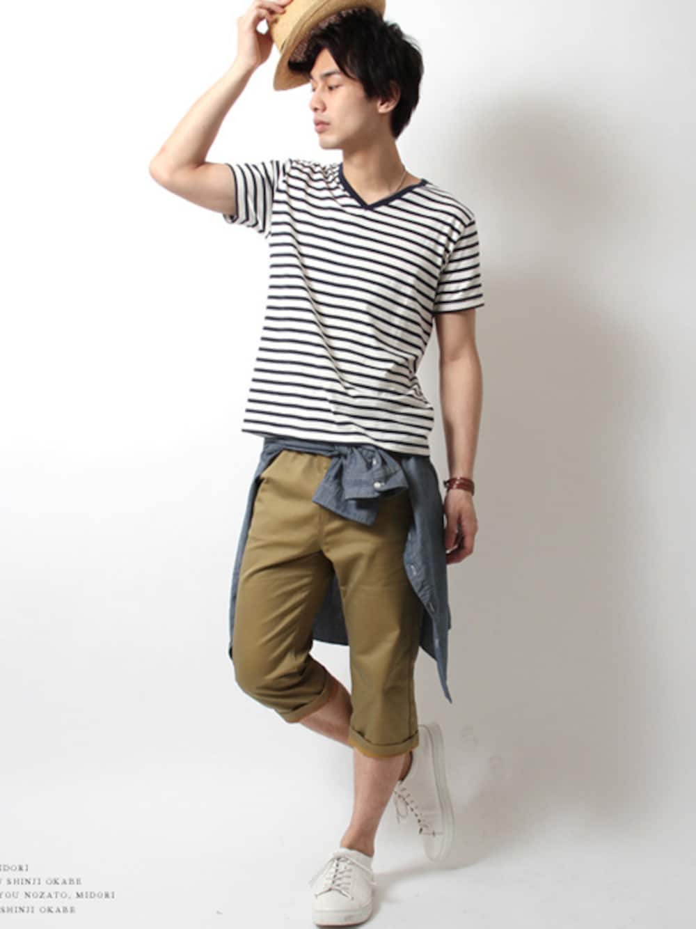 ベージュ系のチノパンツ、ホワイト系のスニーカー、ブラウン系のブレスレットを着用したメンズの夏コーディネートの1枚目の写真